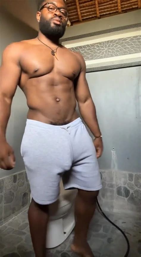 Black: thick muscular dude showing off big bulge - ThisVid.com