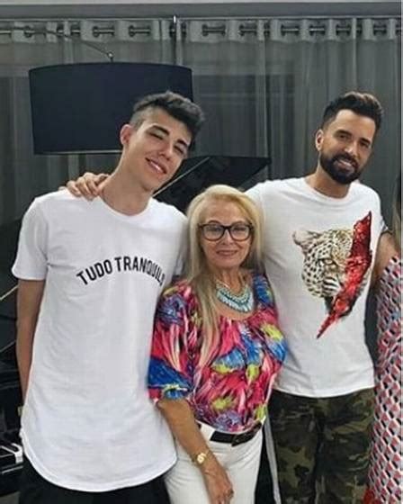 Quantos Filhos O Cantor Latino Tem - Conheça os dez filhos do cantor Latino; quatro têm a mesma idade
