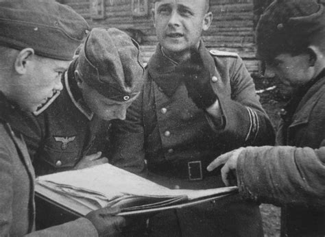 Коллаборационист показывает немцам место расположения советских ...