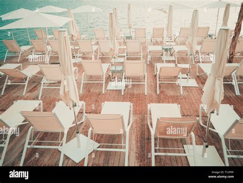 Descripción de un hermoso solarium frente al mar en un caluroso día de ...