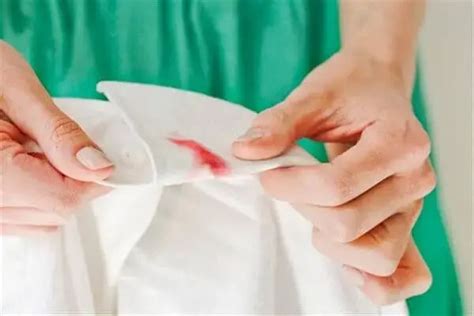 Como Tirar Mancha De Menstruação Da Roupa - Como Tirar Mancha de Roupa: Aprenda Receitas Fáceis para Limpar suas ...