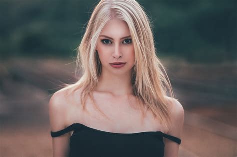 обои : 2048x1365 px, блондинка, Смотрит на зрителя, без бюстгальтера ...