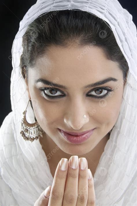 Muslim Woman Greeting Women Eid Photo Background And Picture For Free ...