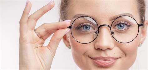 Oculos De Um Olho Só - Pessoas Com Oculos E Aparelho