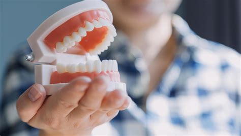 concepto de estomatología, retrato parcial de una chica con fuertes