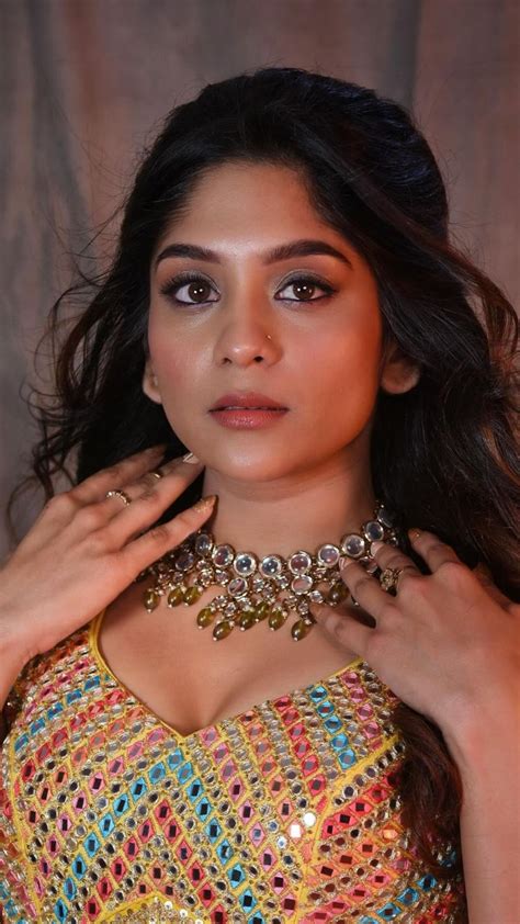 दिवसाढवळ्या दिसला चंद्र, Samruddhi Kelkar च्या फोटोंवर चाहत्यांच्या