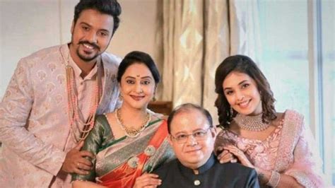 mrinal kulkarni family