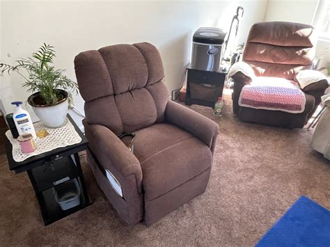 Lot - GOLDEN BRAND LIFT CHAIR