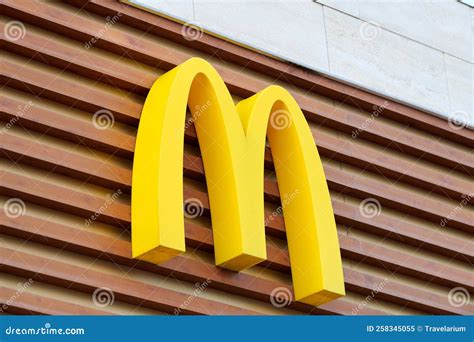 mcdonalds logo  fast food restaurant branch yellow macdonald logo