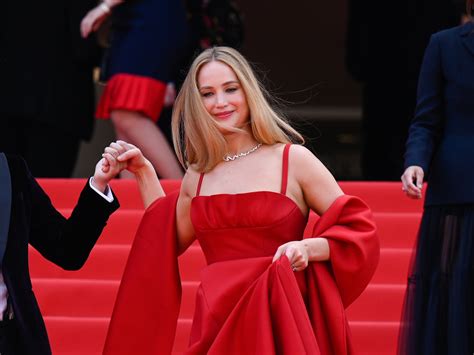 JLaw’s red carpet look with THONGS