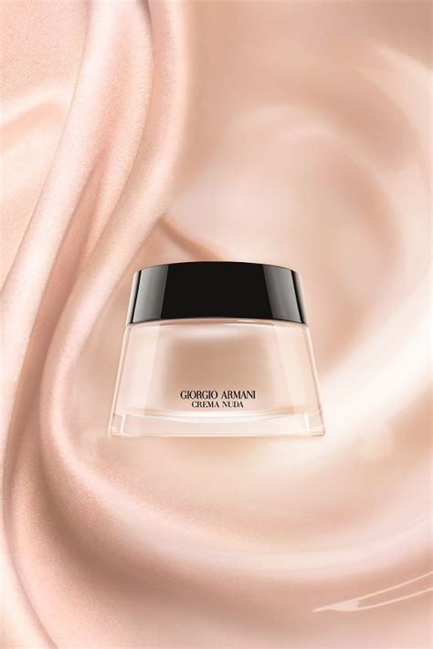 Новинки недели: волшебный тон Giorgio Armani и аромат, который ...