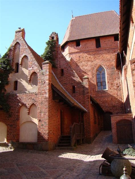 Самый большой замок в мире | House styles, Architecture old, Architecture