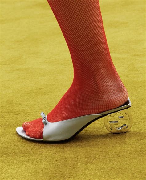 Усе зі шкарпетками: сандалі, босоніжки, балетки, лофери | Symbol Magazine
