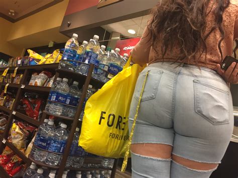 Latina in Tight Jeans VPL - Forum