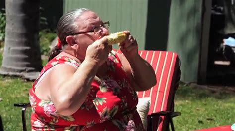 'Hollywood Hillbillies' -- Chicks With No Teeth Can Destroy a Corn Cob!