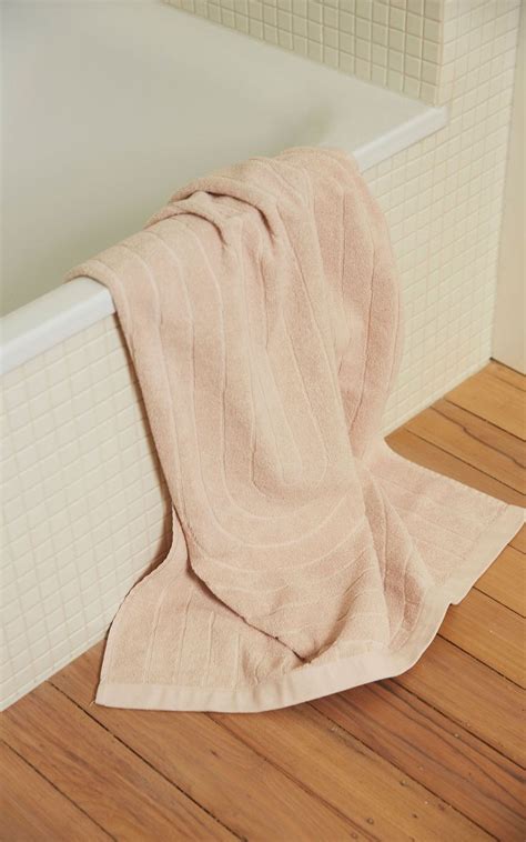 Luxurious Baina Organic Cotton Towels for a Soothing Bath Experience