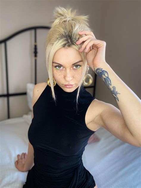 Grab my watermelons, the offer won't last long. : r/abnormaltits