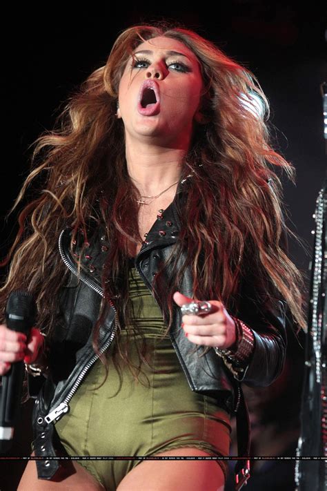 Miley Cyrus nue, 155 Photos, biographie, news de stars | LES STARS NUES