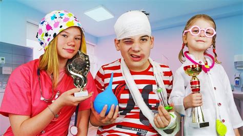 Дети играют в доктора и в больнице делают уколы пациенту хулигану - YouTube