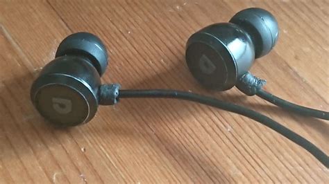 Does anyone know what earphones these are? : r/headphones