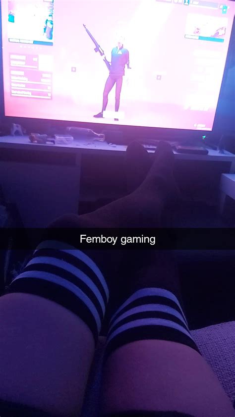 Femboy gaming : r/FemboyThighsClub
