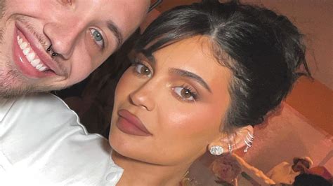 Kylie Jenner critics 'scared' as they spot her secret 'surgery scar' in ...