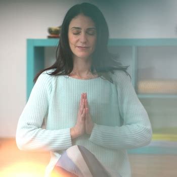 Eu sunt Anto – instructorul tău de yoga online - Yoga cu Anto