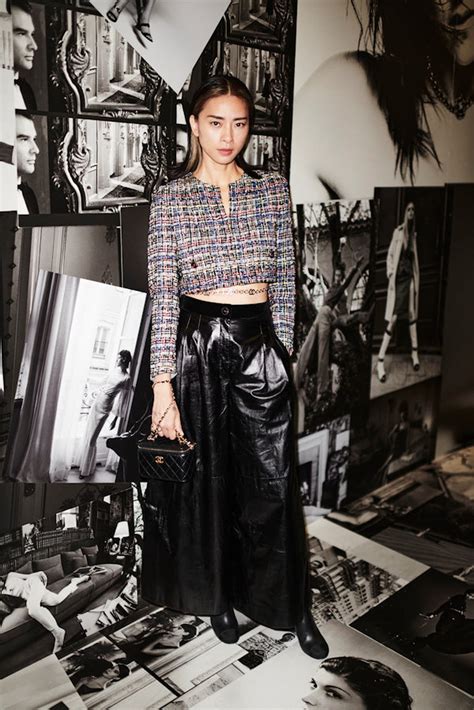 Veronica Ngo en jupe de cuir au défilé Chanel printemps-été 2023