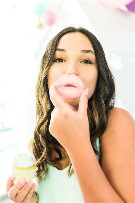 Kylie Jenner fondant lips | Kylie jenner, Birthday fashion, Fashion