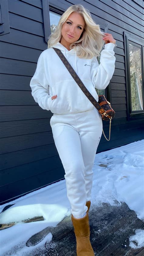 Shayna Holt | Cherí Fit keeping me warm in this weather ️ I’m actually