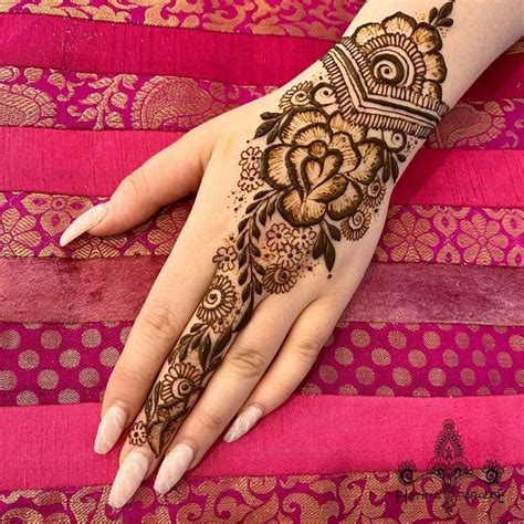 25+ Minimal Mehndi Designs That'll Charm Every Bride's Aesthetics ...