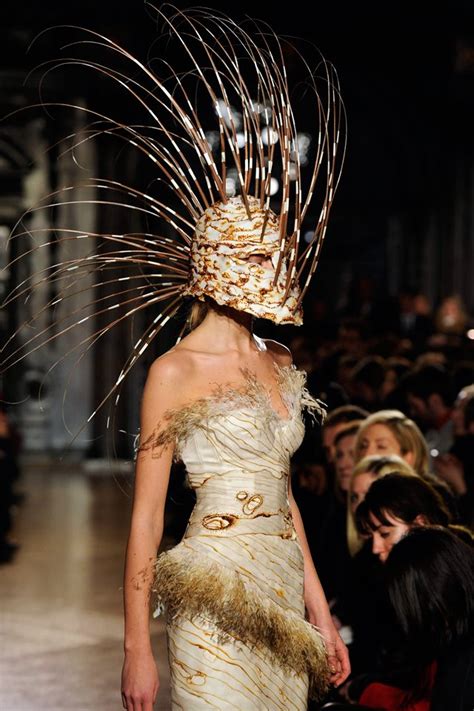 Exposition Art Blog: Art & Fashion - Surrealism and Fashion