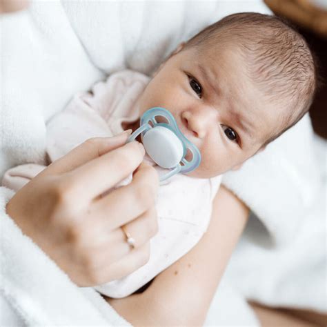 Criança Que Chupa Bico - Simpatia para o Bebê Pegar o Bico: Passo a Passo, Dicas e Estratégias ...