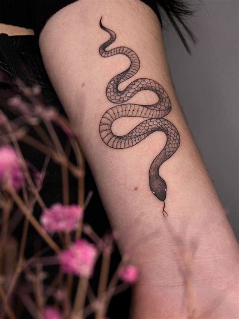 Тату Змея | Fine line tattoos, Tattoos for women, Hand tattoos for women