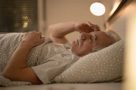 Idoso Apático E Sonolento - A insônia e o ciclo circadiano no idoso - Austil Z