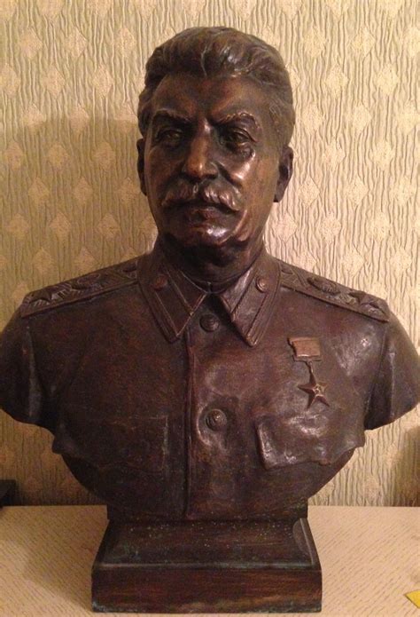 Бюст «Генералиссимус Советского Союза И. В. Сталин» — Окна соцреализма