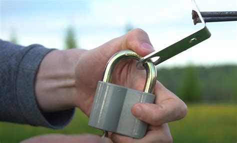 Как открыть навесной замок, если ключ не срабатывает