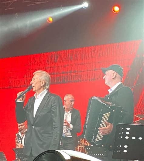 Miroslav Ilić slavi rođendan u prepunoj beogradskoj Areni: Svi na ...