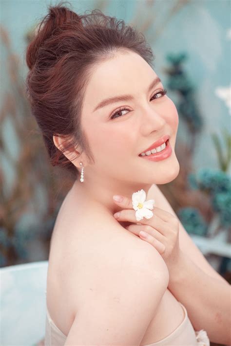 Lý Nhã Kỳ yêu kiều bên đàn lợn con