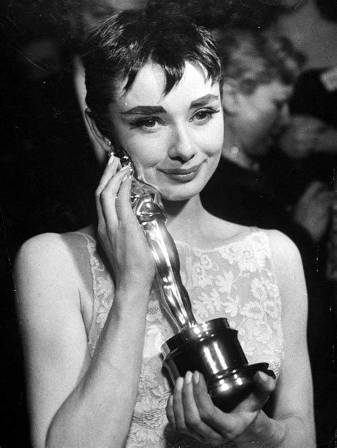 Check out this Audrey Hepburn Oscar Dress & Oscar Ceremony Details