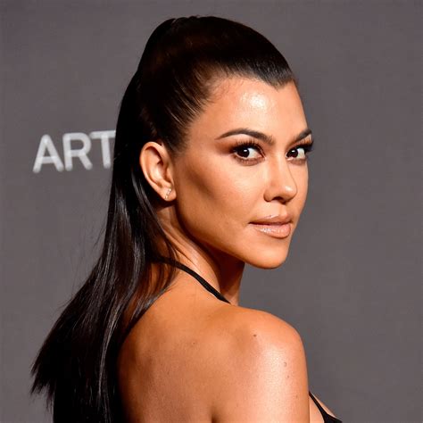 Kourtney Kardashian lleva jeans rotos con zapatos puntiagutdos | Vogue