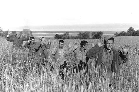 Группа красноармейцев сдается в плен немецким солдатам группы армий ...