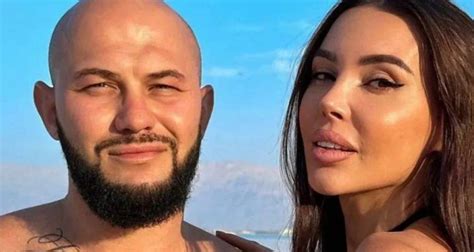 Сбрила брови, побрила полголовы, выбеливает лицо белой пудрой. В кого ...