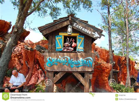 Splash Mountain And Big Thunder Mountain Sign In Magic Kingdom At Walt ...