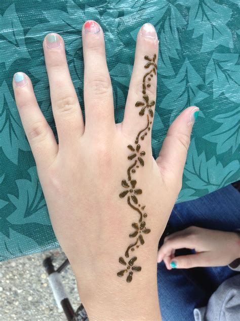 Flower vine henna | Henna nails, Henna tattoo designs, Henna tattoo