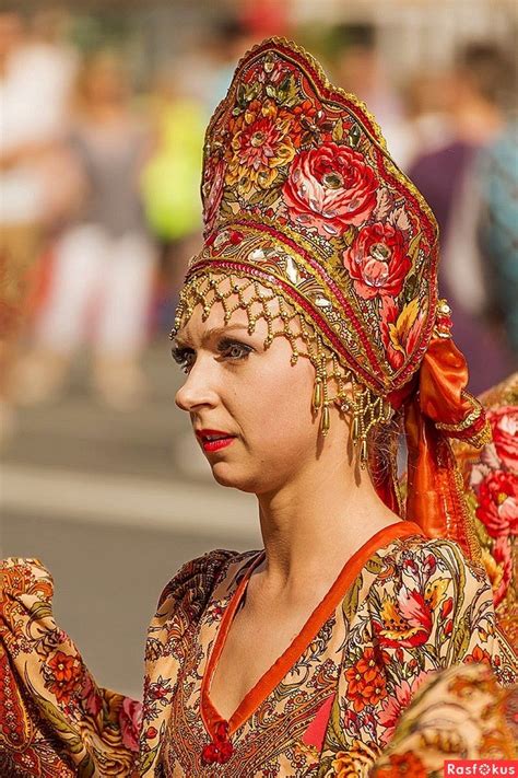Создать мем "русская красавица в кокошнике с караваем, молодая в ...