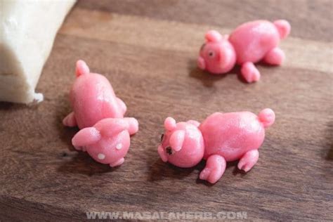 Good Luck Marzipan Pig Candy [+Video] 🐖 MasalaHerb.com