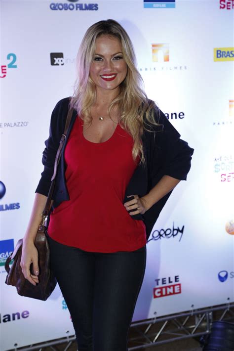 Foto: Ellen Rocche ficará na TV Globo por mais dois anos, em 17 de