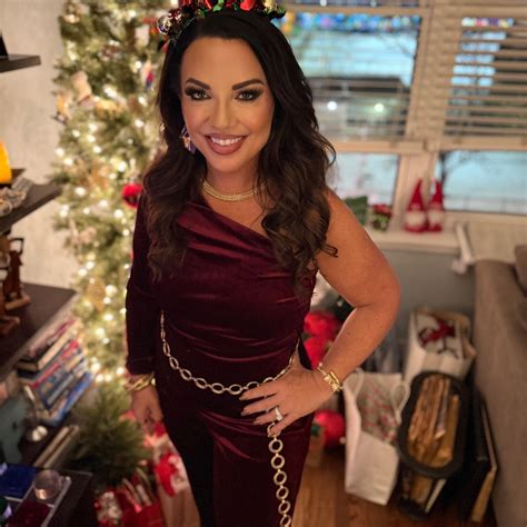 Tourists are crowding macy's state street for the massive spring sale 3