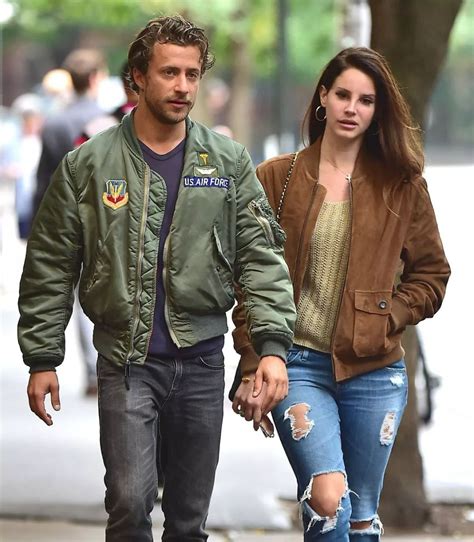 Lana Del Rey走红毯其实就是跟男友溜个弯，裙子还是打折货_凤凰网